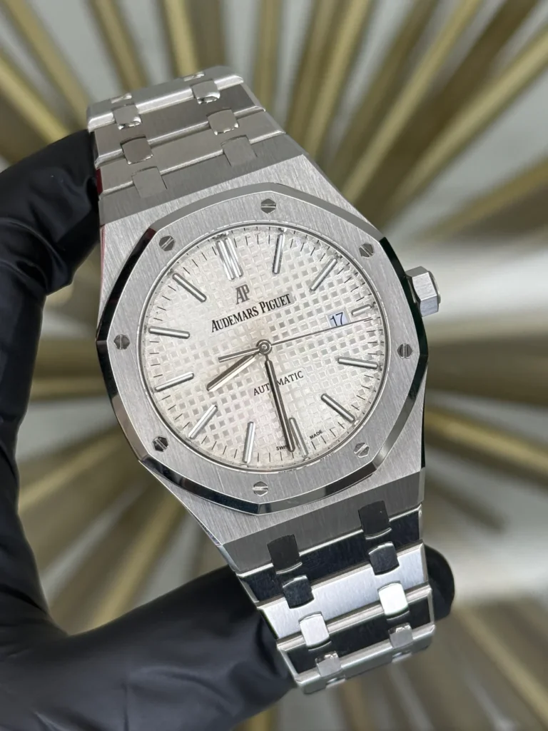 Audemars Piguet Royal Oak Selfwinding White Dial on Bracelet 15400ST.OO.1220ST.02